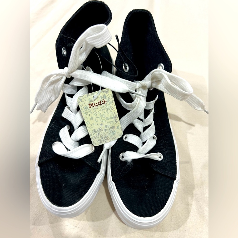 MUDD high top with red heart embellishment on each side.